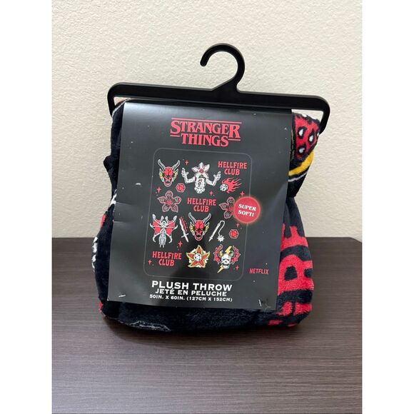 Stranger Things Hellfire Club Monsters Throw Blanket - Picture 1 of 3